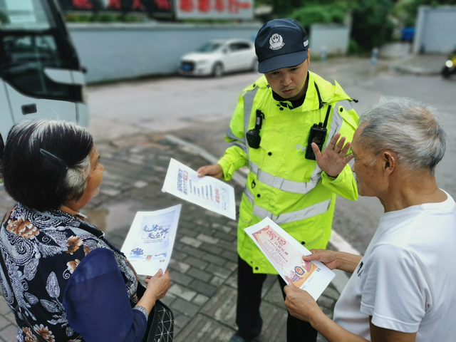 因10分钟内救下花季少女获评“平安之星”，荣誉加身后他们却说……(图5)