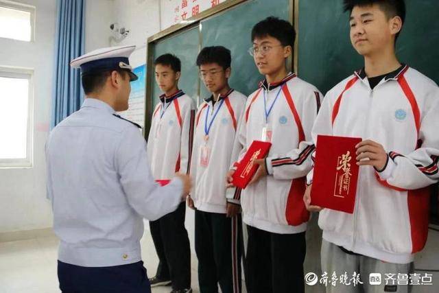 自古英雄出少年！泰安5名学生火灾中见义勇为，消防颁发凯发k8国际的荣誉证书(图2)