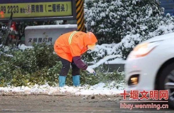 全城致敬！十堰15名环卫工人获省级荣誉称号！(图2)